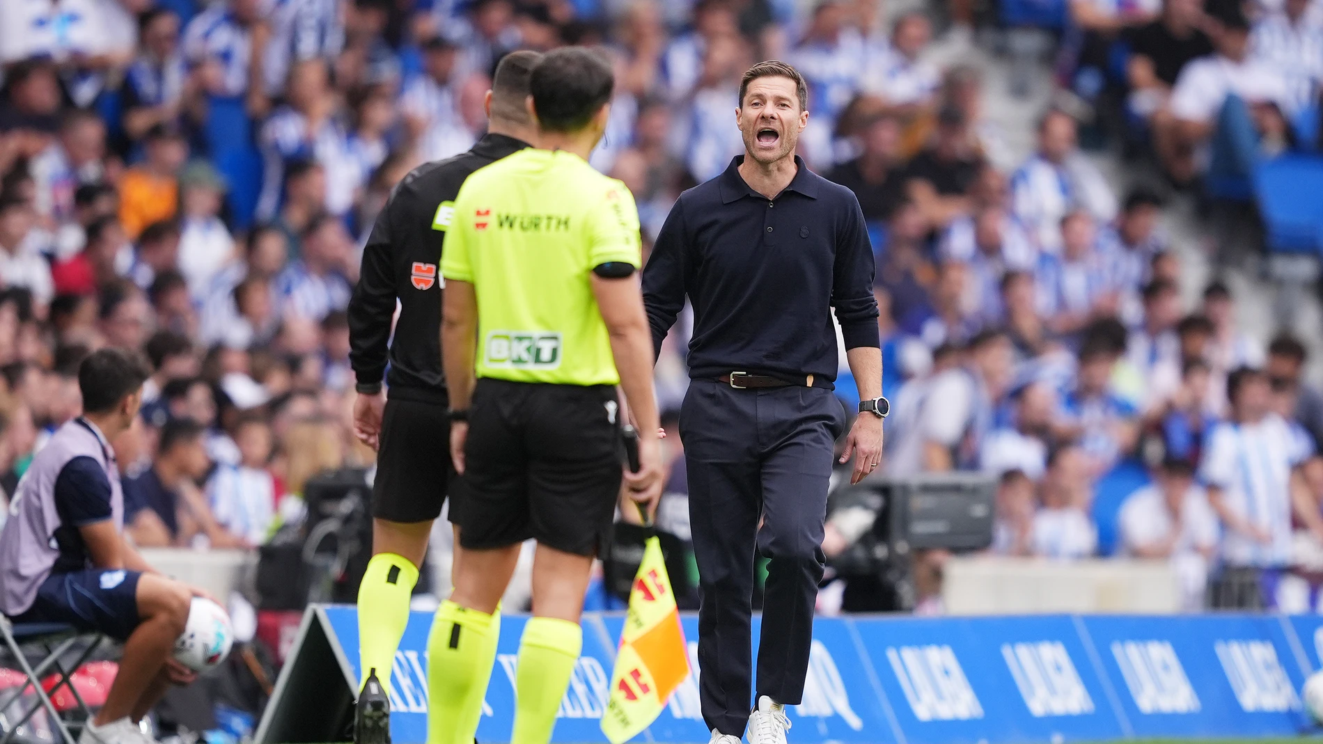 Xabi Alonso, descontento tras la expulsión a Huijsen Xabi Alonso, descontento tras la expulsión a Huijsen