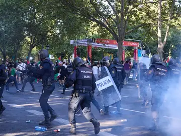 Sánchez defiende las protestas propalestinas mientras Feijóo acusa al Gobierno "inducir la no finalización de La Vuelta" Sánchez defiende las protestas propalestinas mientras Feijóo acusa al Gobierno "inducir la no finalización de La Vuelta"