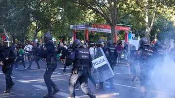 Sánchez defiende las protestas propalestinas mientras Feijóo acusa al Gobierno "inducir la no finalización de La Vuelta" Sánchez defiende las protestas propalestinas mientras Feijóo acusa al Gobierno "inducir la no finalización de La Vuelta"