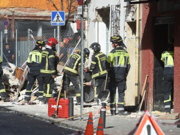 Bomberos trabajan en el bar donde se ha producido la explosión, a 13 de septiembre de 2025, en Madrid (España)