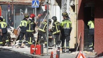 Bomberos trabajan en el bar donde se ha producido la explosión, a 13 de septiembre de 2025, en Madrid (España)