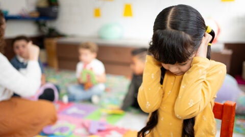 Niña abrumada en el colegio