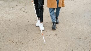 Imagen de una persona ciega caminando con un bast&oacute;n. 