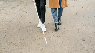 Imagen de una persona ciega caminando con un bastón. Imagen de una persona ciega caminando con un bastón.