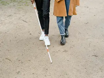 Imagen de una persona ciega caminando con un bastón. Imagen de una persona ciega caminando con un bastón.