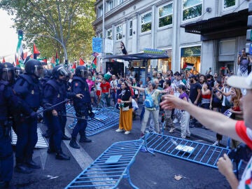 Los manifestantes propalestinos cortan el recorrido de los ciclistas en el Paseo del Prado, este domingo, 