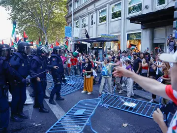 Los manifestantes propalestinos cortan el recorrido de los ciclistas en el Paseo del Prado, este domingo, Los manifestantes propalestinos cortan el recorrido de los ciclistas en el Paseo del Prado, este domingo,