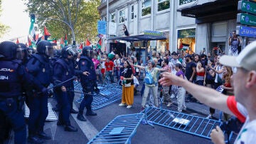 Los manifestantes propalestinos cortan el recorrido de los ciclistas en el Paseo del Prado, este domingo, 