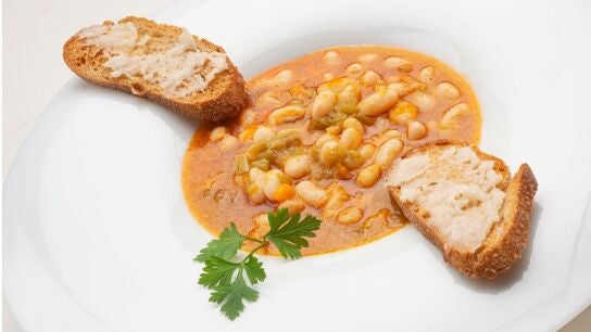 Karlos Argui&ntilde;ano arranca la temporada con una receta de pochas con refrito de piment&oacute;n