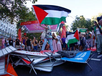 Manifestantes propalestinos cortan el recorrido de los ciclistas en el Paseo del Prado