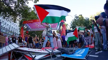 Manifestantes propalestinos cortan el recorrido de los ciclistas en el Paseo del Prado Manifestantes propalestinos cortan el recorrido de los ciclistas en el Paseo del Prado