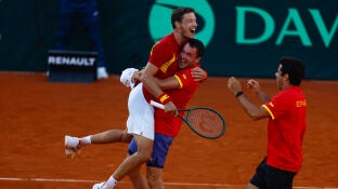 Los jugadores de Espa&ntilde;a celebran el triunfo ante Dinamarca