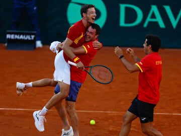 Los jugadores de España celebran el triunfo ante Dinamarca