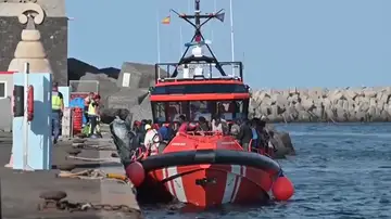 La llegada de un cayuco a El Hierro La llegada de un cayuco a El Hierro