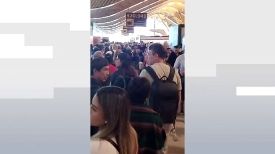 Esta es la situaci&oacute;n que viven los viajeros en Barajas: "Cientos de personas vamos a perder nuestro vuelo"