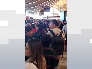 Esta es la situación que viven los viajeros en Barajas: "Cientos de personas vamos a perder nuestro vuelo"