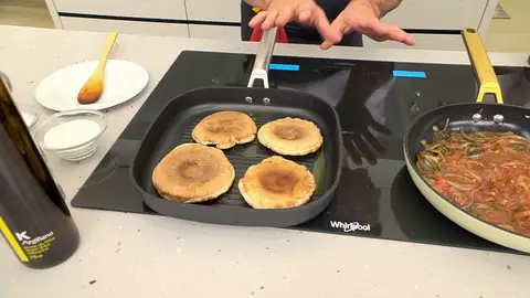 Coloca encima las setas (sin tallo) y cocínalas Coloca encima las setas (sin tallo) y cocínalas