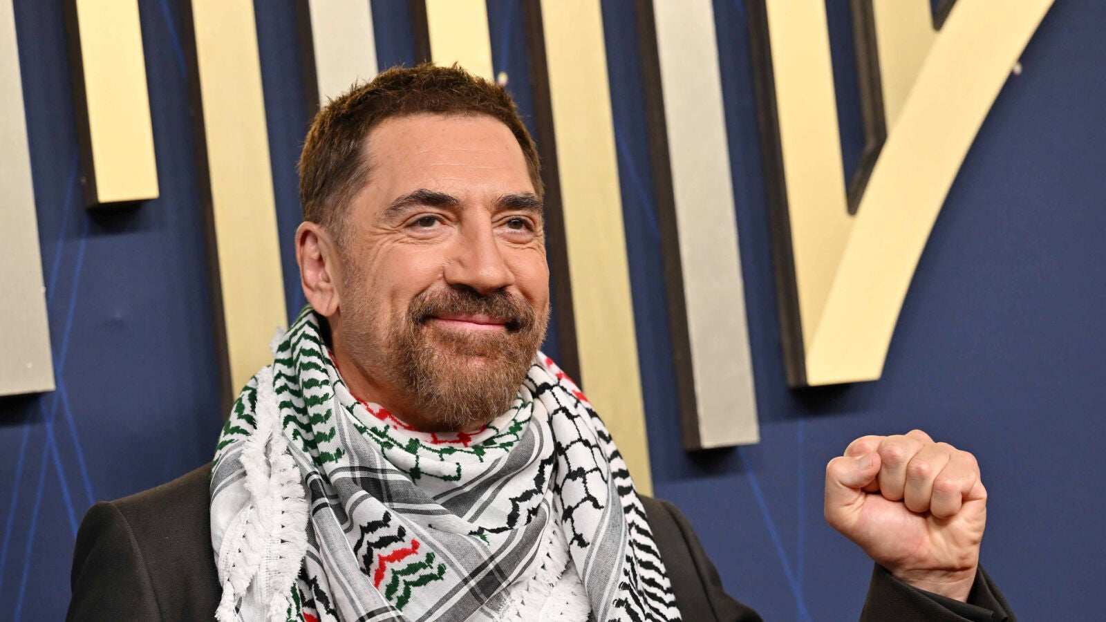 La reivindicación de Javier Bardem en los Premios Emmy 2025: traje clásico y pañuelo palestino en señal de protesta 