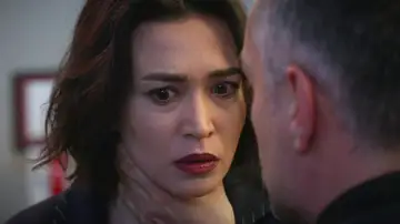 Tura muestra su peor versión: amenaza a Rengin y la agarra del cuello Tura muestra su peor versión: amenaza a Rengin y la agarra del cuello