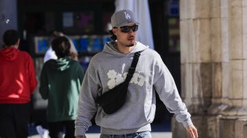 Carlo Costanzia por la calle