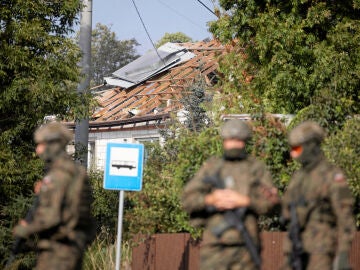 Soldados patrullan después de que un dron ruso impactara en un edificio en Polonia