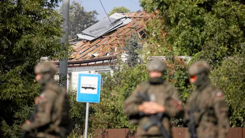 Soldados patrullan después de que un dron ruso impactara en un edificio en Polonia Soldados patrullan después de que un dron ruso impactara en un edificio en Polonia
