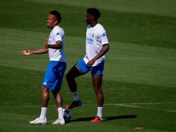 Tchouaméni y Militao, en un entrenamiento en Valdebebas
