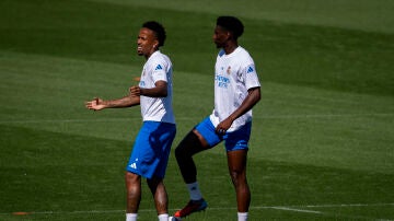 Tchouaméni y Militao, en un entrenamiento en Valdebebas