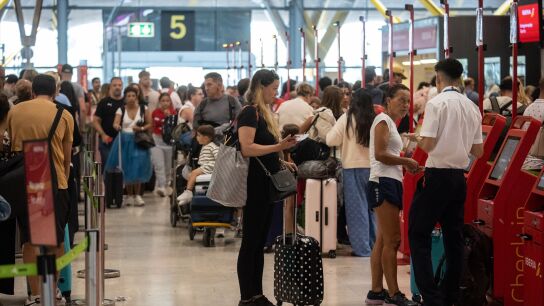 Foto de archivo en el check-in en la T4 del Aeropuerto Adolfo Su&aacute;rez Madrid-Barajas