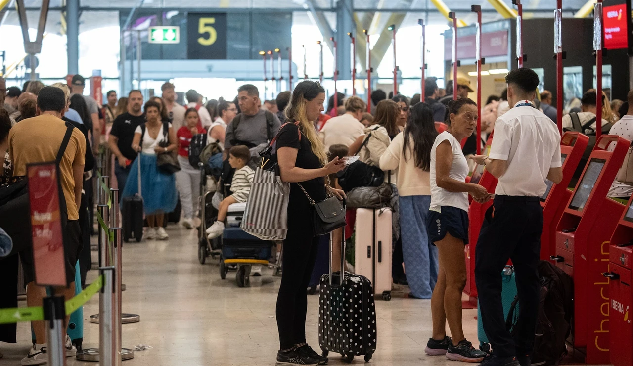 Foto de archivo en el check-in en la T4 del Aeropuerto Adolfo Suárez Madrid-Barajas