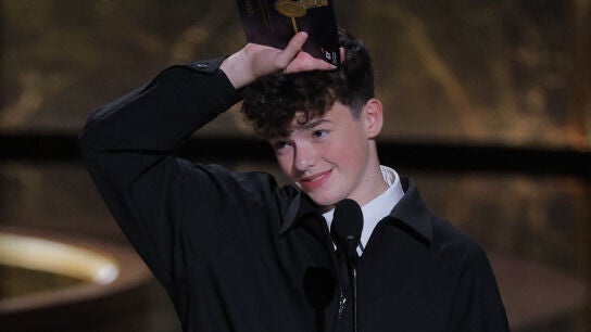 Owen Cooper tras ganar el Emmy por Adolescencia