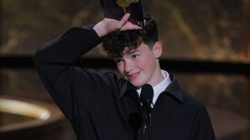 Owen Cooper tras ganar el Emmy por Adolescencia