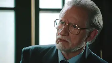 Tasio, hundido tras la muerte de su madre, se enfrenta a Damián: “Usted no nos ha querido nunca a ninguno de los dos” Tasio, hundido tras la muerte de su madre, se enfrenta a Damián: “Usted no nos ha querido nunca a ninguno de los dos”