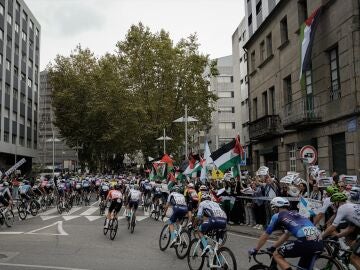 Personas durante la concentración contra la participación de Israel en la Vuelta