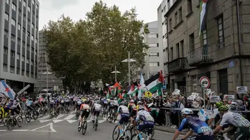 Personas durante la concentración contra la participación de Israel en la Vuelta Personas durante la concentración contra la participación de Israel en la Vuelta