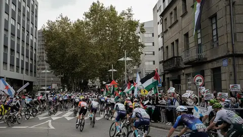 Personas durante la concentración contra la participación de Israel en la Vuelta Personas durante la concentración contra la participación de Israel en la Vuelta