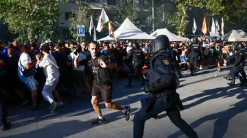 Cargas policiales contra hinchas del Olympique de Marsella Cargas policiales contra hinchas del Olympique de Marsella