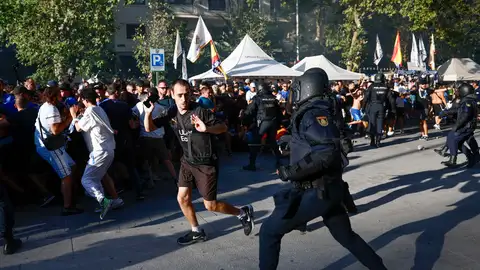 Cargas policiales contra hinchas del Olympique de Marsella Cargas policiales contra hinchas del Olympique de Marsella