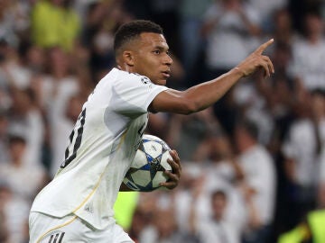 Mbappé celebra su gol de penalti en el Real Madrid vs Olympique de Marsella