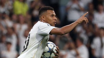 Mbappé celebra su gol de penalti en el Real Madrid vs Olympique de Marsella