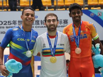 Chevi Guzmán con el oro en el podio de China