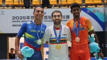 Chevi Guzmán con el oro en el podio de China