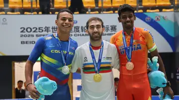 Chevi Guzmán con el oro en el podio de China Chevi Guzmán con el oro en el podio de China
