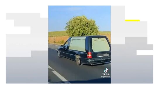 V&iacute;deo: Un coche f&uacute;nebre circula a sin una rueda trasera a gran velocidad en C&oacute;rdoba