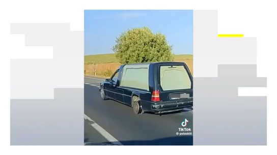 Vídeo: Un coche fúnebre circula a sin una rueda trasera a gran velocidad en Córdoba Vídeo: Un coche fúnebre circula a sin una rueda trasera a gran velocidad en Córdoba