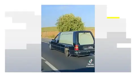 Vídeo: Un coche fúnebre circula a sin una rueda trasera a gran velocidad en Córdoba Vídeo: Un coche fúnebre circula a sin una rueda trasera a gran velocidad en Córdoba