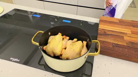 Salpimienta los picantones, introdúcelos en la cazuela y dóralos bien Salpimienta los picantones, introdúcelos en la cazuela y dóralos bien