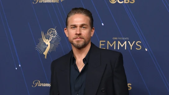 Charlie Hunnam en los Premios Emmy Charlie Hunnam en los Premios Emmy