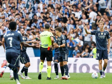 Gil Manzano, en el momento de expulsar a Huijsen en Anoeta