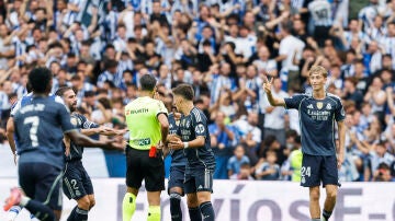 Gil Manzano, en el momento de expulsar a Huijsen en Anoeta